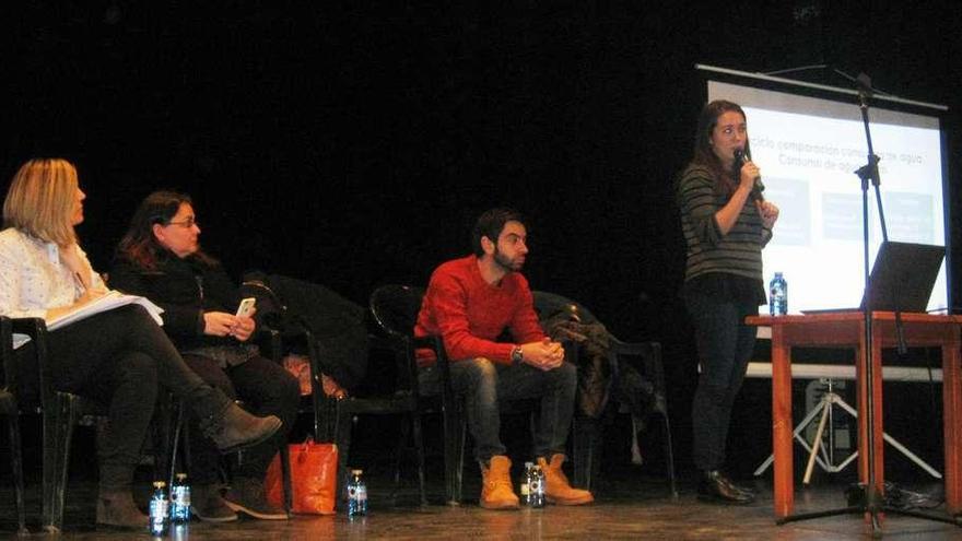 Un momento del encuentro celebrado ayer en el Teatro Latorre entre alumnos del instituto toresano y los dos cooperantes .