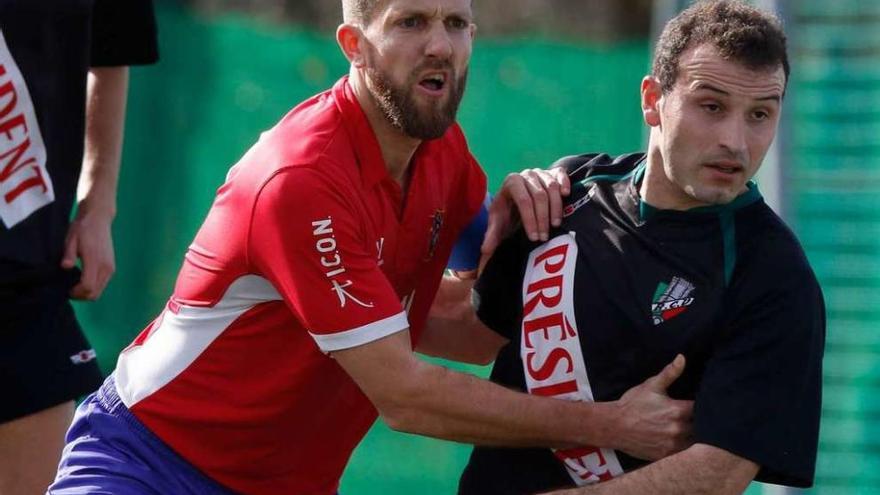 Un jugador del Choco y otro del Villalbés durante el encuentro de ayer en Santa Mariña. // Ricardo Grobas