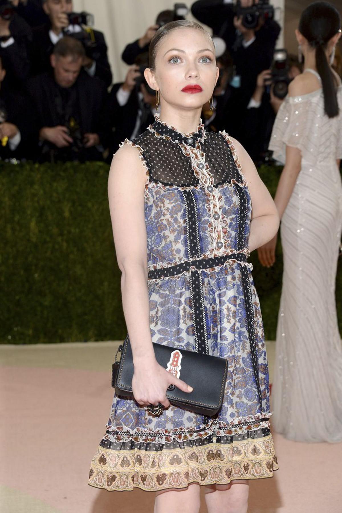 Tavi Gevinson con vestido de Coach en la Gala Met 2016