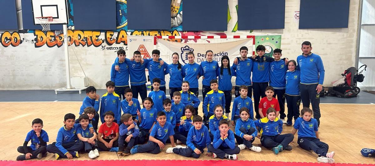 Deportistas del Keltoi en la jornada de combatlón celebrada en el pabellón de Santiso. |