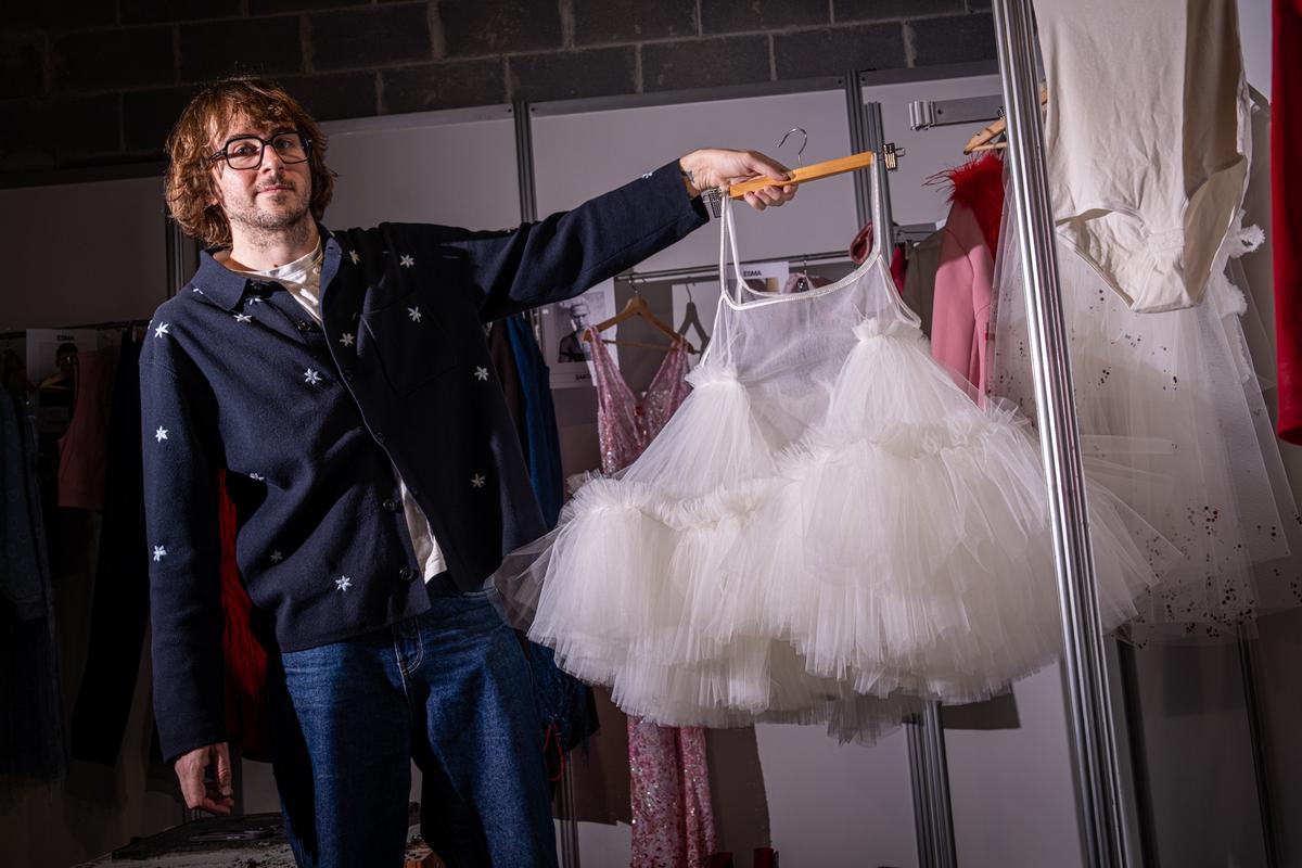 Victor von Schwarz con el vestido de novia de su última colección con el que vestiría a Rosalía.