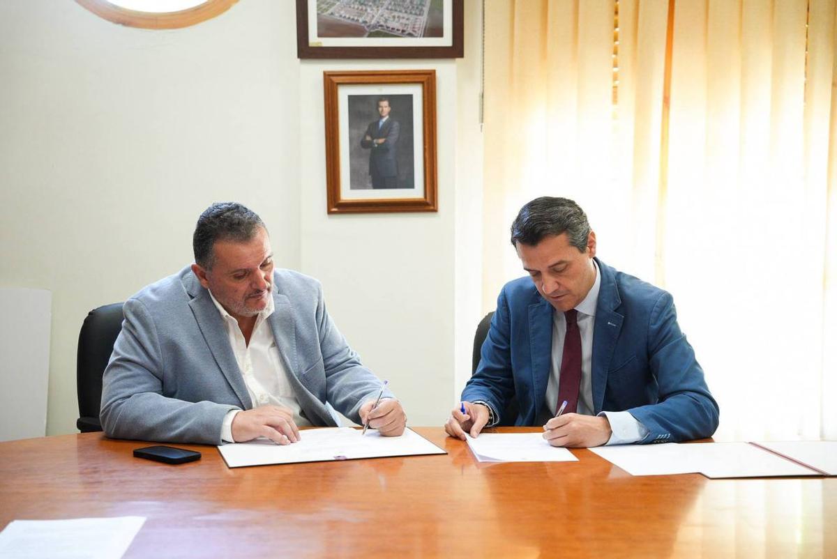 Paco Franco y José María Bellido firman el acuerdo.