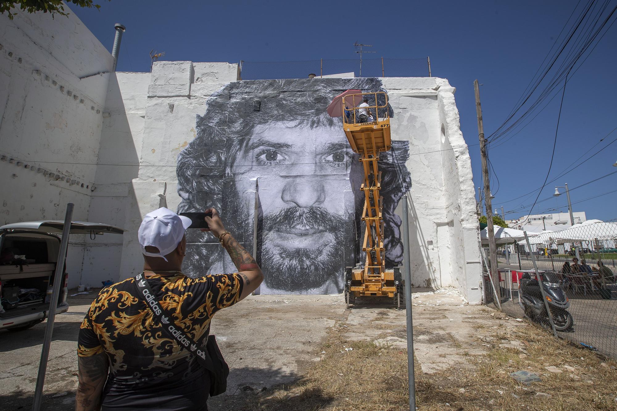 El fotógrafo jerezano Juan Carlos Toro se ha encargado de convertir una fotografía de José Monje Cruz, Camarón de la Isla, realizada por Joaquín Hernández, &quot;Kiki&quot; en 1991, en un mural gigante cuando se cumplen treinta años de su muerte.