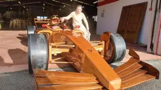 El espectacular vehículo construido por el carpintero Alejandro Méndez en La Roda (Tapia): una réplica en madera de un Fórmula 1