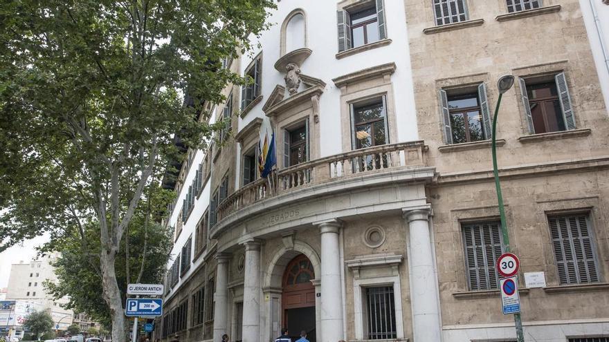 gredir a su padre para robarle la cartera en Palma