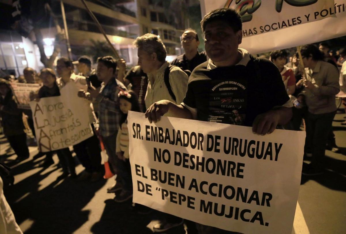 AME7170  LIMA  PERU   17 11 2018 - Un grupo de simpatizantes apristas gritan arengas a favor del lider politico peruano Alan Garcia hoy  en los exteriores de la residencia del embajador de Uruguay en la ciudad de Lima  Peru   La peticion de asilo del expresidente peruano Alan Garcia a Uruguay abrio hoy la puerta a una crisis internacional a cuenta de la corrupcion de la empresa brasilena Odebrecht en el pais  y de las investigaciones de la Justicia para perseguir los casos que afectan a sus lideres politicos  EFE Ernesto Arias