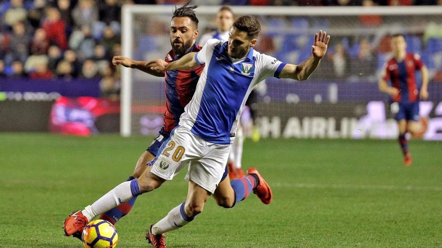 Ivi López, en segundo término, en un partido con el Levante.