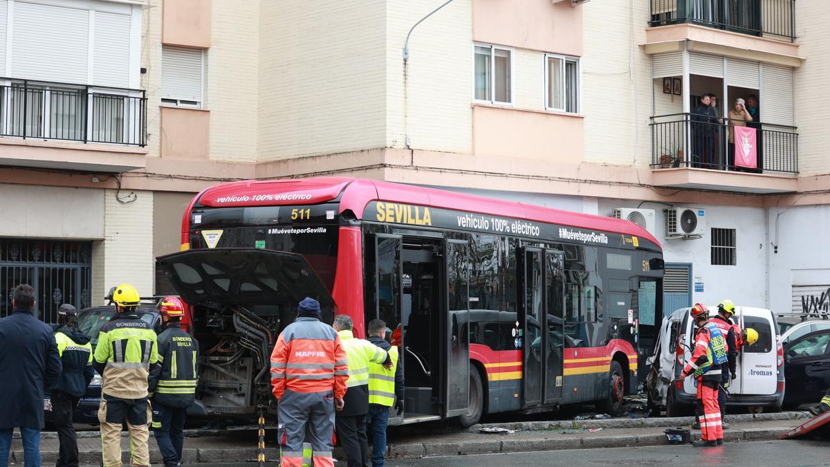 Vídeo | Milagro de Navidad en Sevilla: un autobús de Tussam estrellado, 12 vehículos afectados y ni un solo herido grave