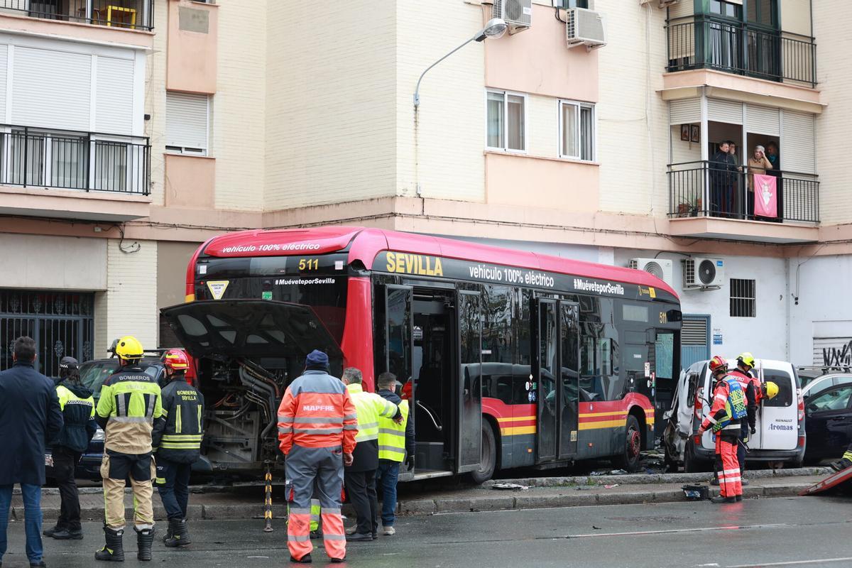 Un accidente con un autobús de Tussam deja 20 heridos en Nervión