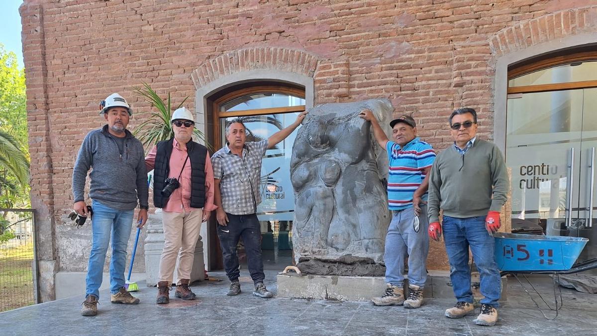 La escultura, nada más colocarse ante la fachada de un espacio de gran efervescencia cultural y educativa
