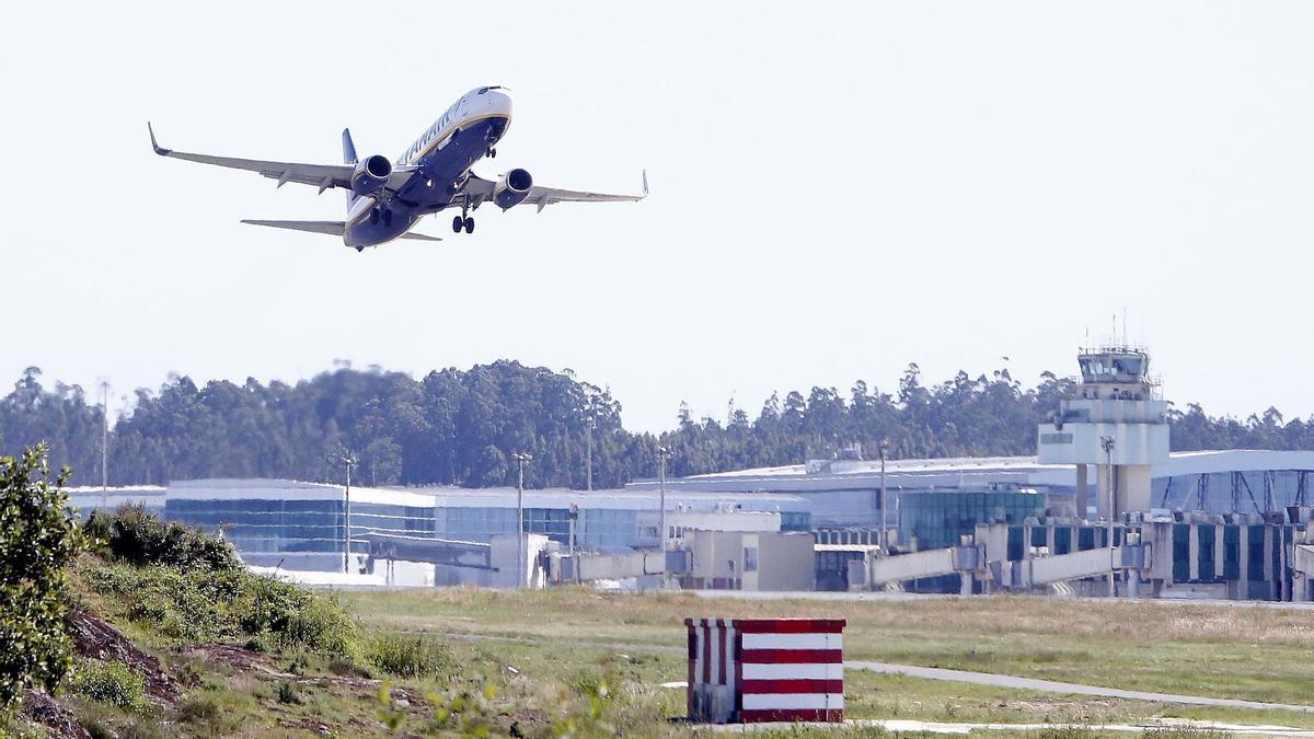 Avión despegando de la terminal de Santiago que acumula una subida del 11,7% en septiembre