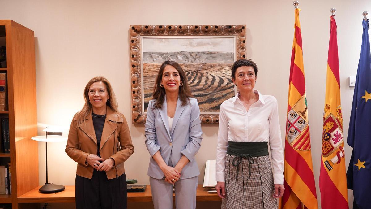 Ana Alós, María Navarro y Ana Marín, en la ronda de contactos celebrada este viernes en las Cortes.