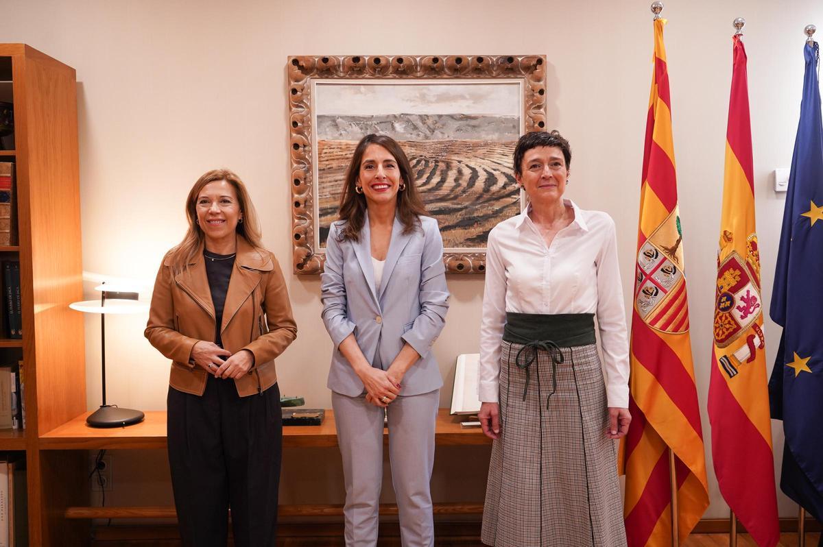 Ana Alós, María Navarro y Ana Marín, en la ronda de contactos celebrada este viernes en las Cortes.