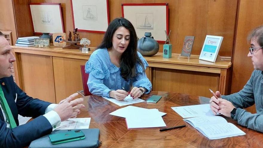 Por la izquierda, José Manuel Vega, Carmen Fernández y Juan Antonio Lázaro, durante la reunión de ayer.