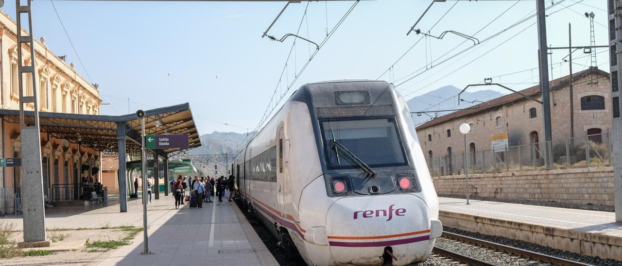 Un tren de la línea Villena-Alicante en la estación de Elda.