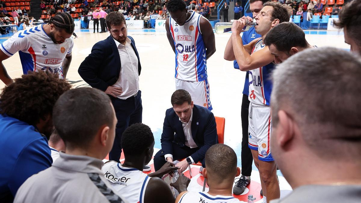 Rubén Perelló da ndicaciones a sus jugadores en un tiempo muerto.