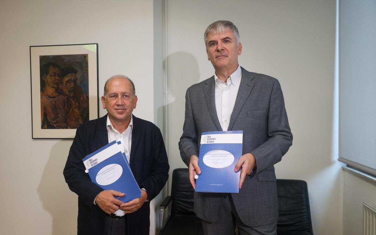 Xoaquín Fernández Leiceaga y Santiago Lago Peñas antes de la presentación del informe