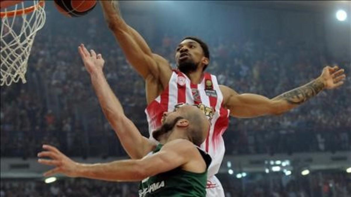 Khem Birch (Olympiacos) y Nick Calathes (Panathinaikos) pugnan por un rebote.