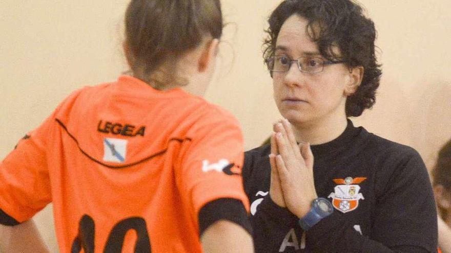 Pili Costa da instrucciones a una jugadora en un partido frente a Moratalaz .