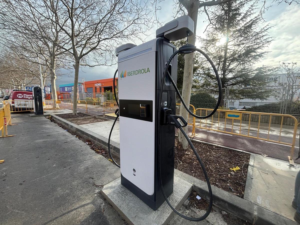 Primer punt de càrrega de la nova xarxa municipal, a l’avinguda d’Europa