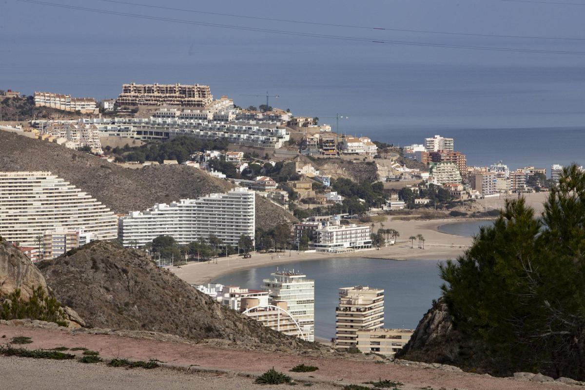 Vistas del faro de Cullera desde la montaña urbanizable