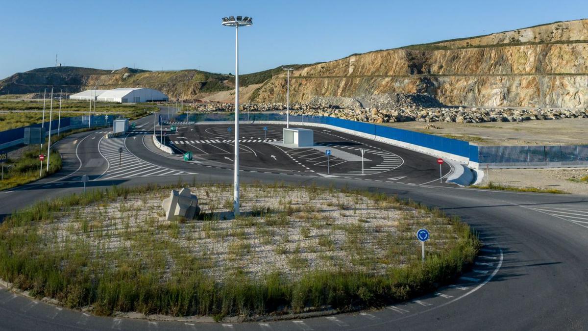 Vista de un aparcamiento y los acantilados por donde quedará fijada la línea del dominio público. |   // L.O.