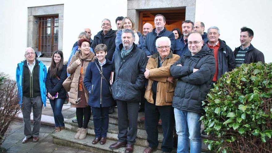 Representantes municipales y miembros del grupo promotor, ayer en Boal.