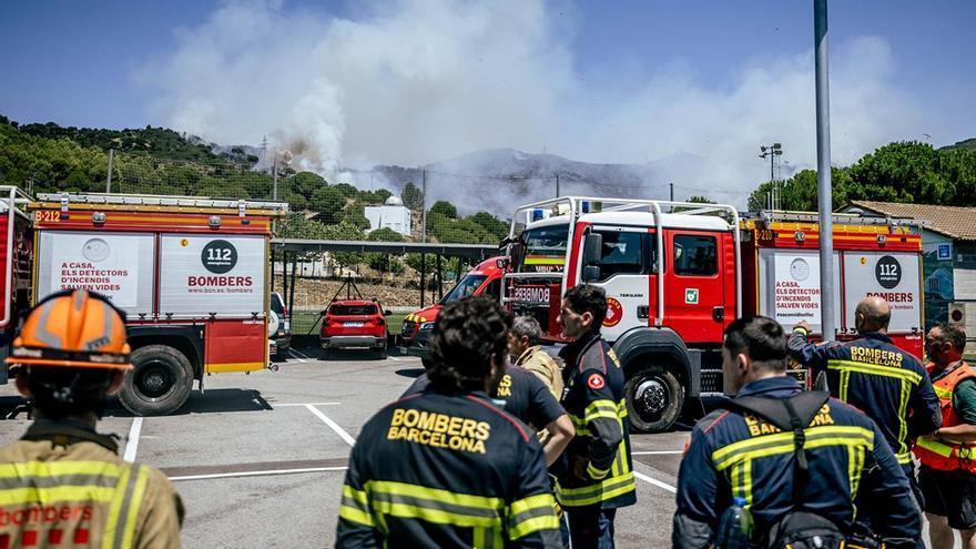 «Tenim el foc envoltat amb línia d’aigua i de seguida el donarem per controlat», assegura el cap dels Bombers en l’incendi de Tiana