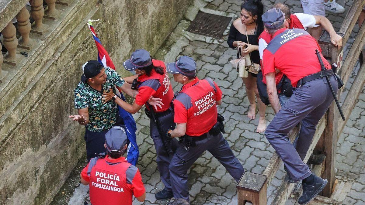 Momento de discusión entre el joven y varios agentes de la Policía Foral.