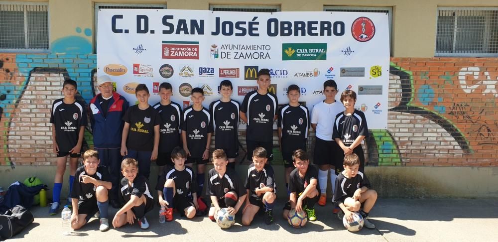 Los jugadores recogen sus medallas y trofeos.