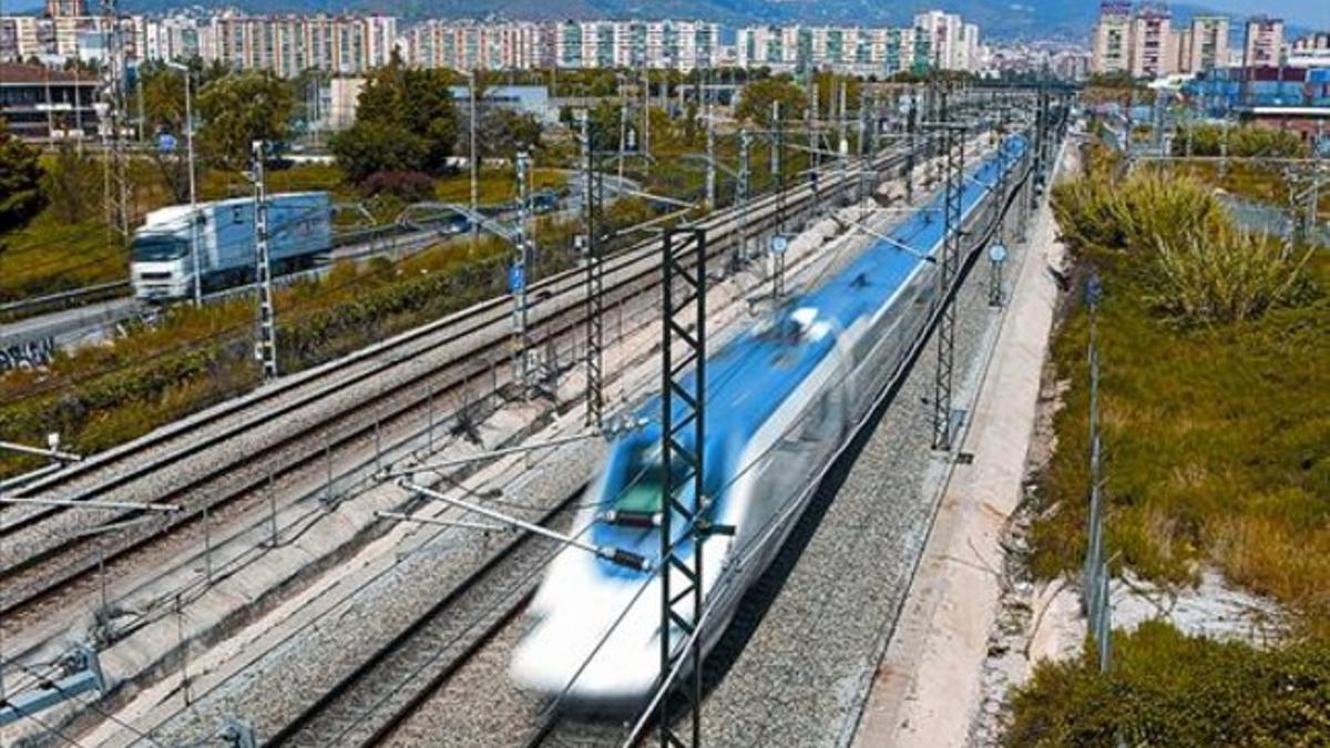 Un tren del AVE Barcelona-Madrid, al paso por el término de L'Hospitalet de Llobregat.