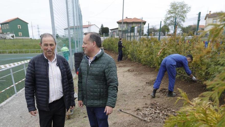 Juan Carlos García y Pelayo García, en la zona recién arbolada. | R. Solís