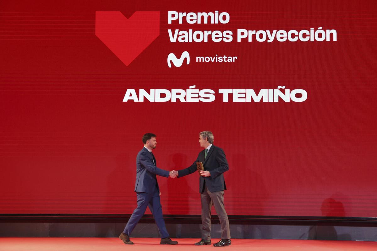 VIII Gala Valores del Deporte 2025 de Diario Sport.  Premio Valores Proyección: Andrés Temiño , bicampeón mundial en tiro con arco. Entrega el premio Rafael Fernández de Alarcón, director de marketing global de Telefónica.