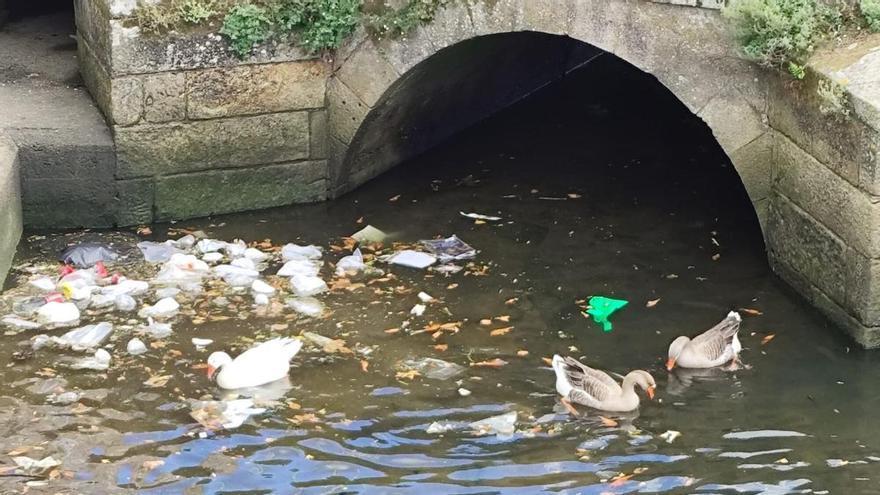 Aumentan los vertidos líquidos y residuos sólidos en el río O Con a su paso por Vilagarcía