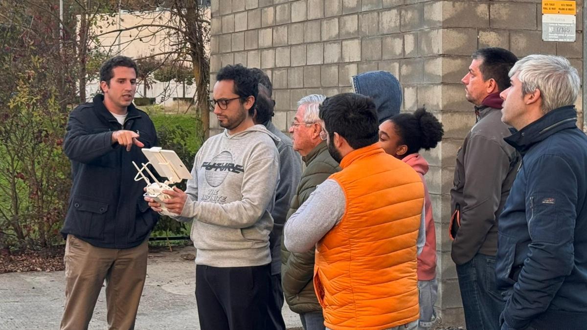 Imatge d'arxiu d'una formació amb drons.