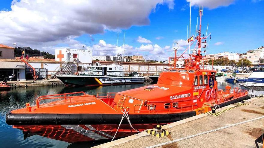 Un velero sin personas a bordo es desplazado por el fuerte viento hasta terminar varado en unas rocas en Portocolom