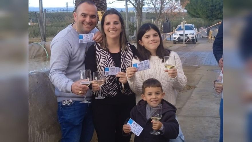 &quot;¡Adiós a la hipoteca!&quot;: una familia de Fuente Palmera celebra el premio en la Lotería del Niño