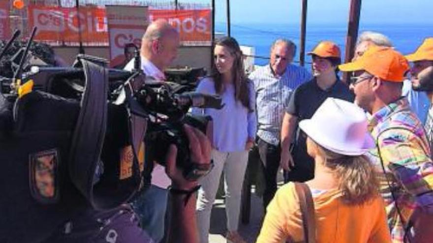 Melisa Rodríguez, en el centro, ayer en La Gomera.