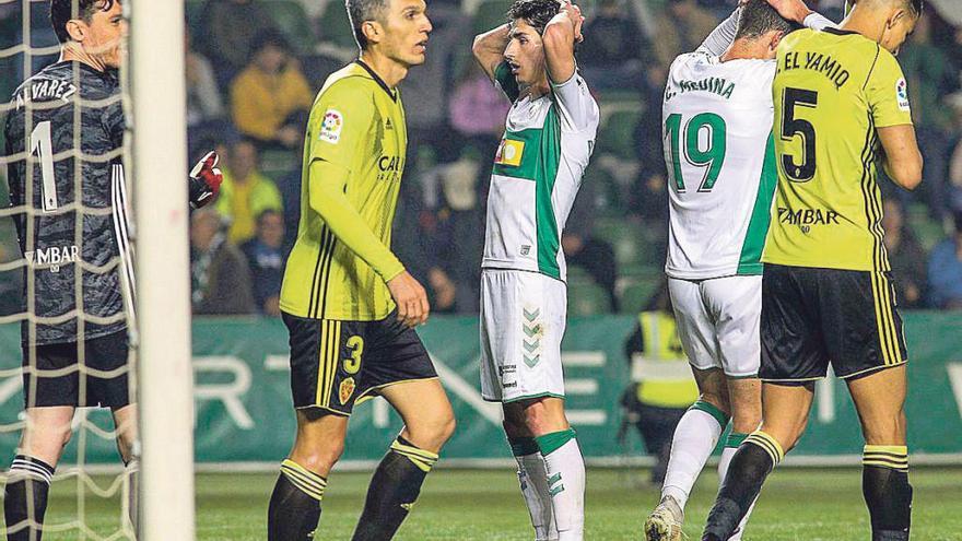 Los franjiverdes Milla y Medina se lamentan en el último partido en casa ante el Zaragoza.