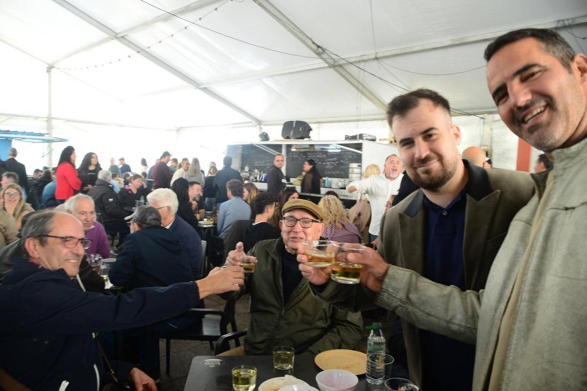 Grupos de amigos disfrutando del vino de casa.
