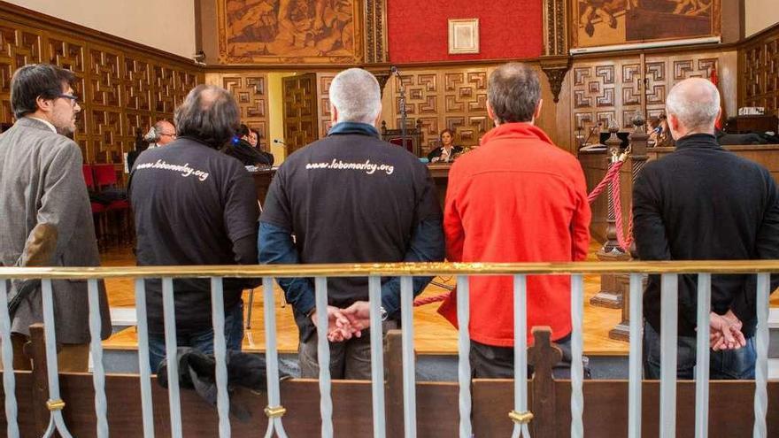 Los acusados de Lobo Marley de pie al inicio de la sesión judicial en la sala de la Audiencia.