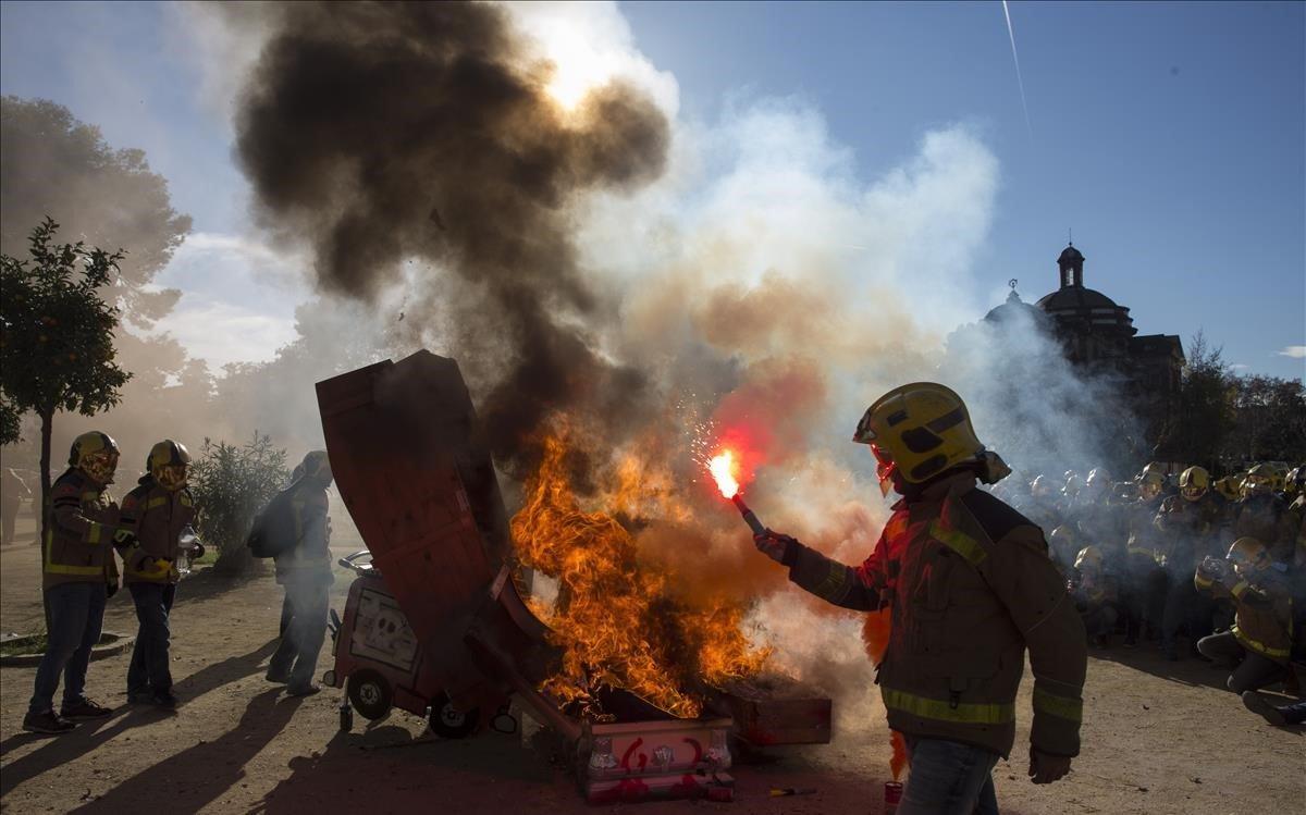 La manifestación de bomberos lleva su protesta hasta las puertas del Parlament.