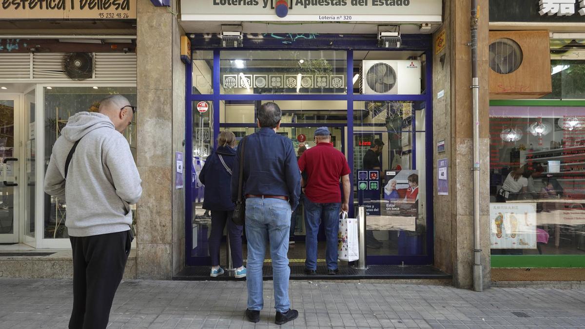 Gente haciendo cola en la administración de Loterías y Apuestas del Estado