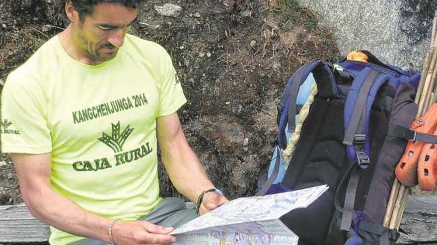 Martín Ramos, estudiando el mapa.