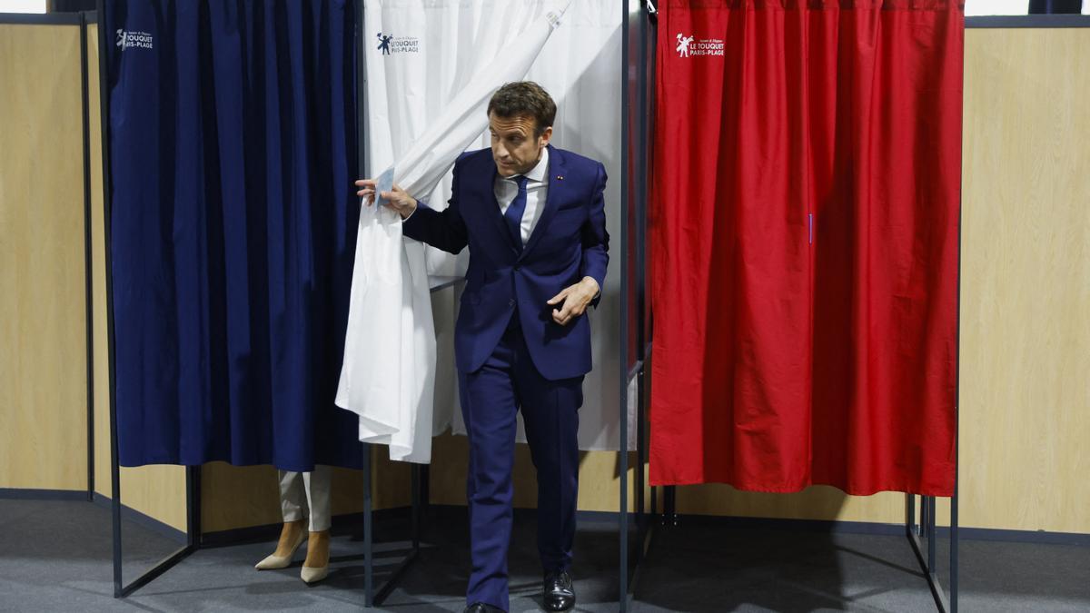 Emmanuel Macron, en el colegio electoral en el que ejerció su derecho a voto.