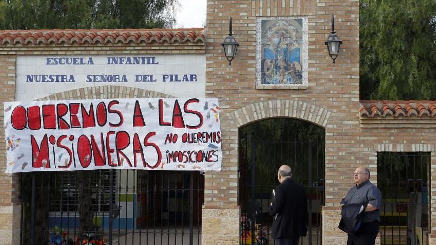 Miembros de la Fundación Sant Vicent Mártir, ayer, frente a la guardería de Bonrepòs.