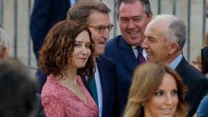 La presidenta de la Comunidad de Madrid, Isabel Díaz Ayuso; del PP, Alberto Núñez Feijóo, y el líder del PSOE andaluz, Juan Espadas (2d) conversan antes de la jura del presidente de la Junta de Andalucía, Juanma Moreno.