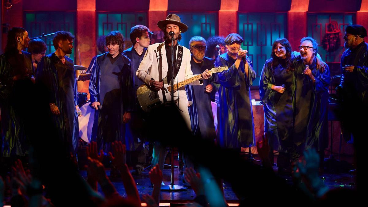 La actuación de Leiva, historia viva de la televisión, con Amaral en el coro.