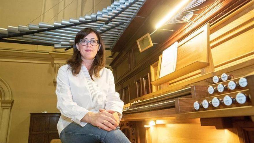 La organista Esther Ciudad mezcla, con su actuación, la cultura oriental y occidental en el Festival del Camino de Santiago.