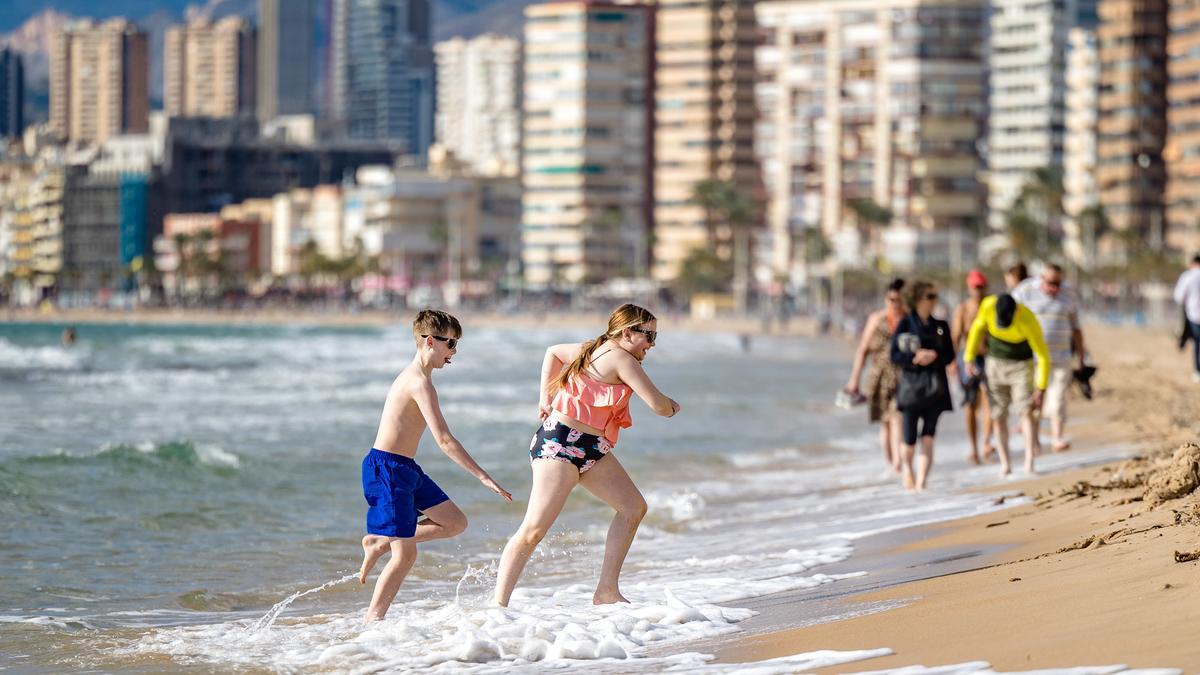 Una pareja de niños británicos salen del mar en Benidorm en una foto del pasado diciembre